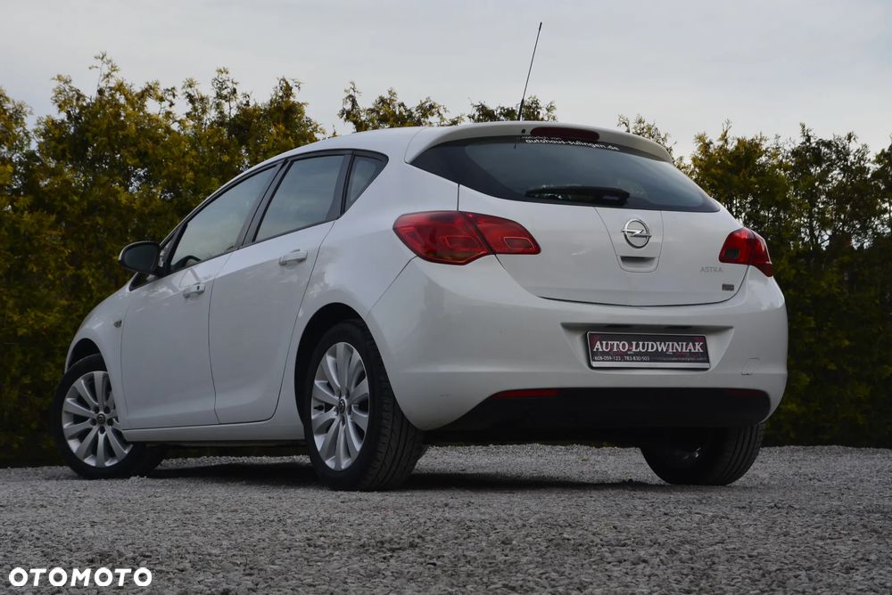 Opel Astra 1.6 Design Edition - 11