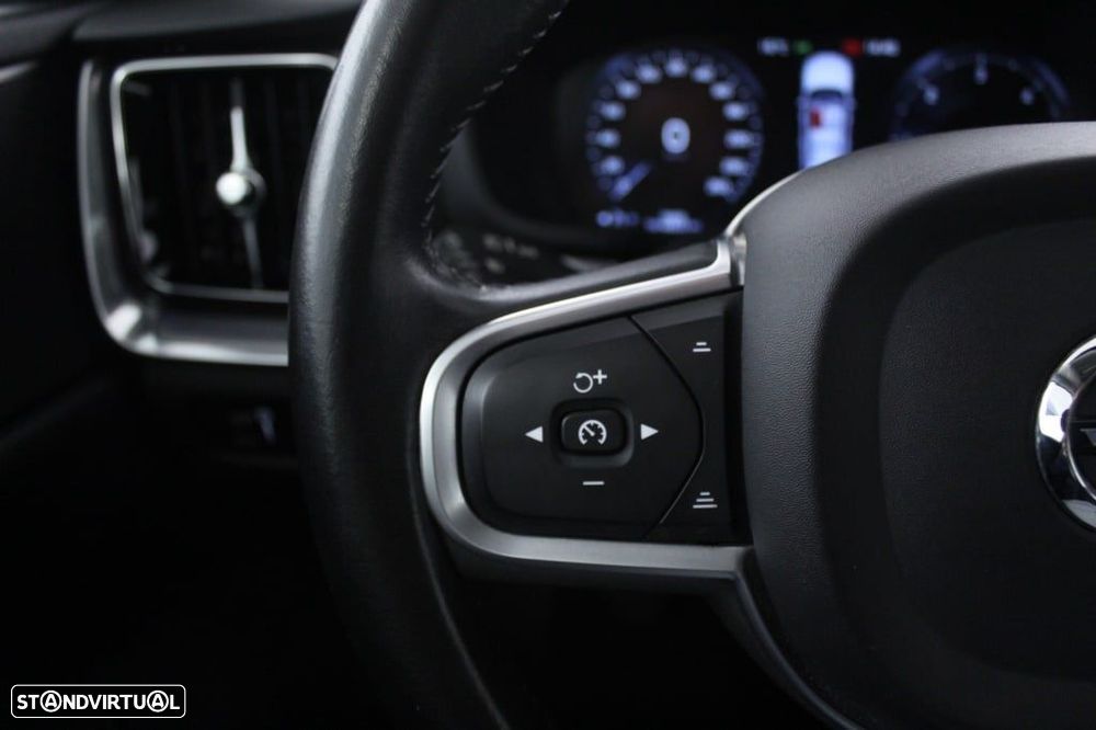 Volvo V60 2.0 D3 Momentum Plus - 23