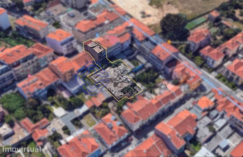 Prédio misto de três pisos no Porto - Grande imagem: 5/26