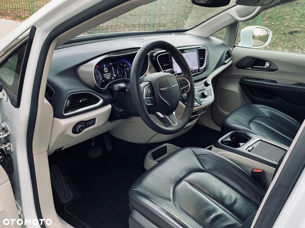 Chrysler Pacifica - 16