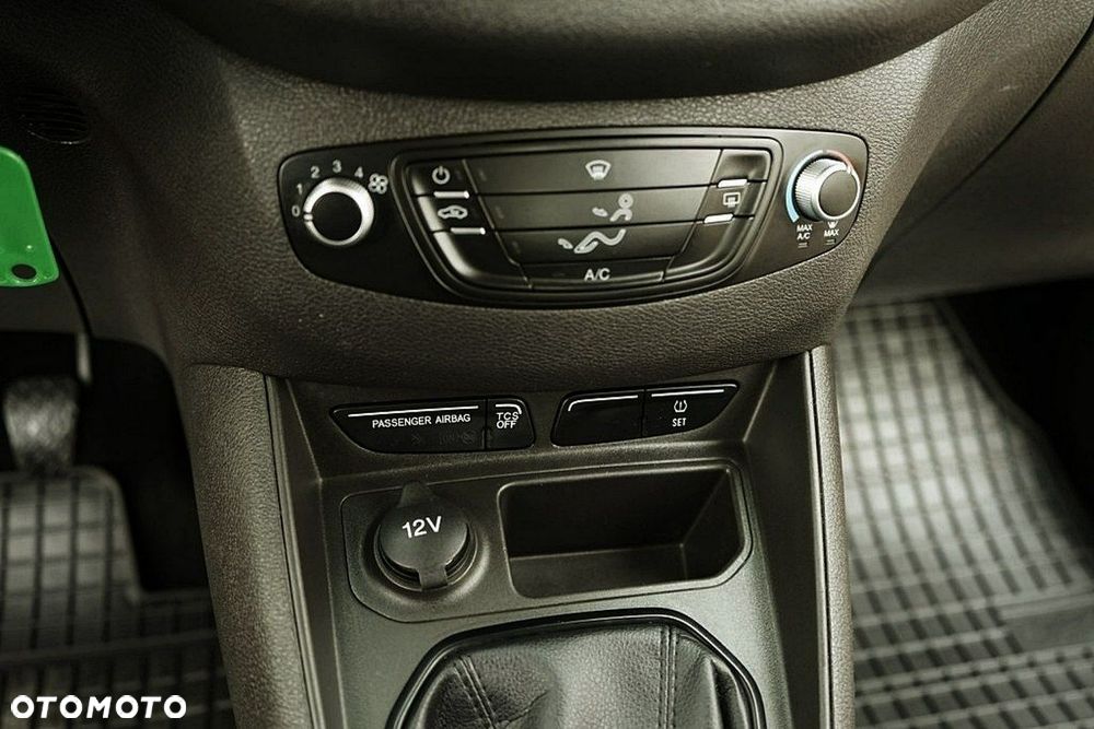 Ford Transit Courier - 19