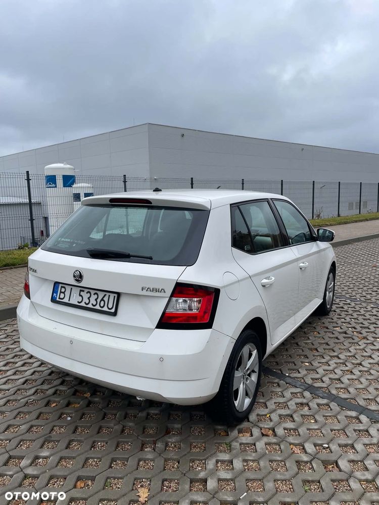 Skoda Fabia 2015 photo 3