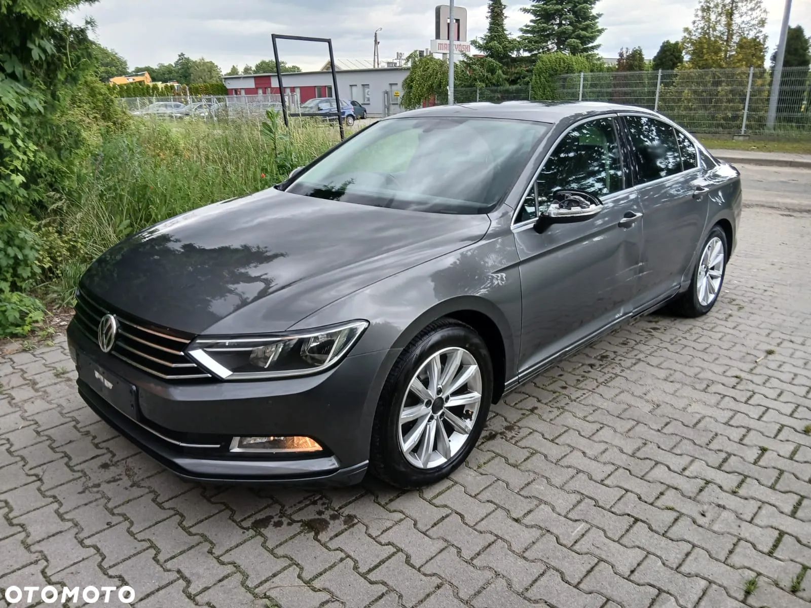 Volkswagen Passat - 1