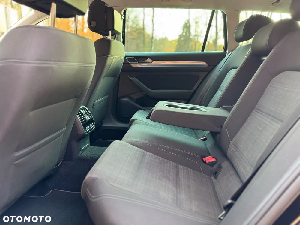 Volkswagen Passat Variant 2.0 TDI SCR DSG 4Motion Business - 12