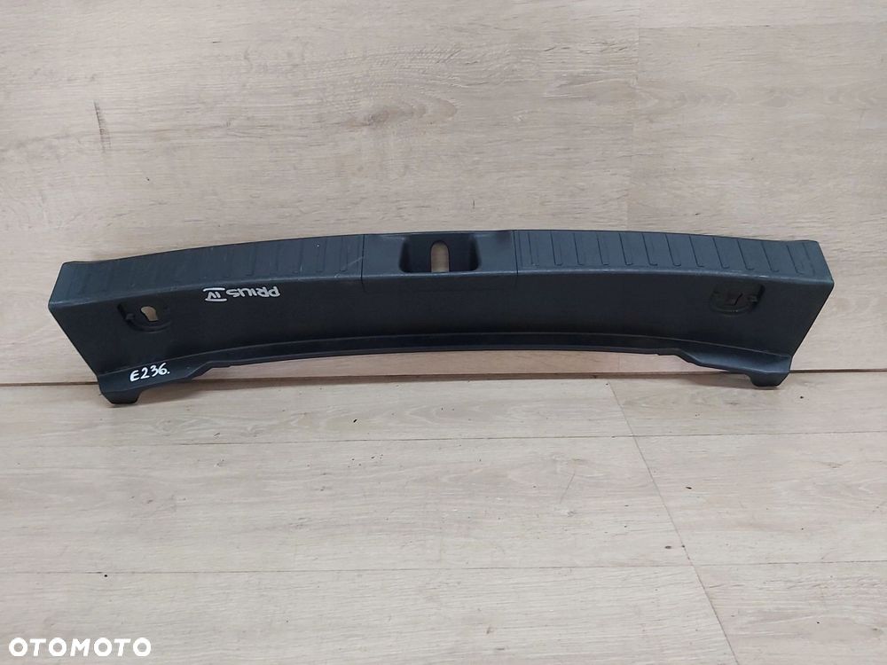 Toyota Prius IV 1,8 xw50 osłona pasa tylnego bagażnika 64716-47110 - 1