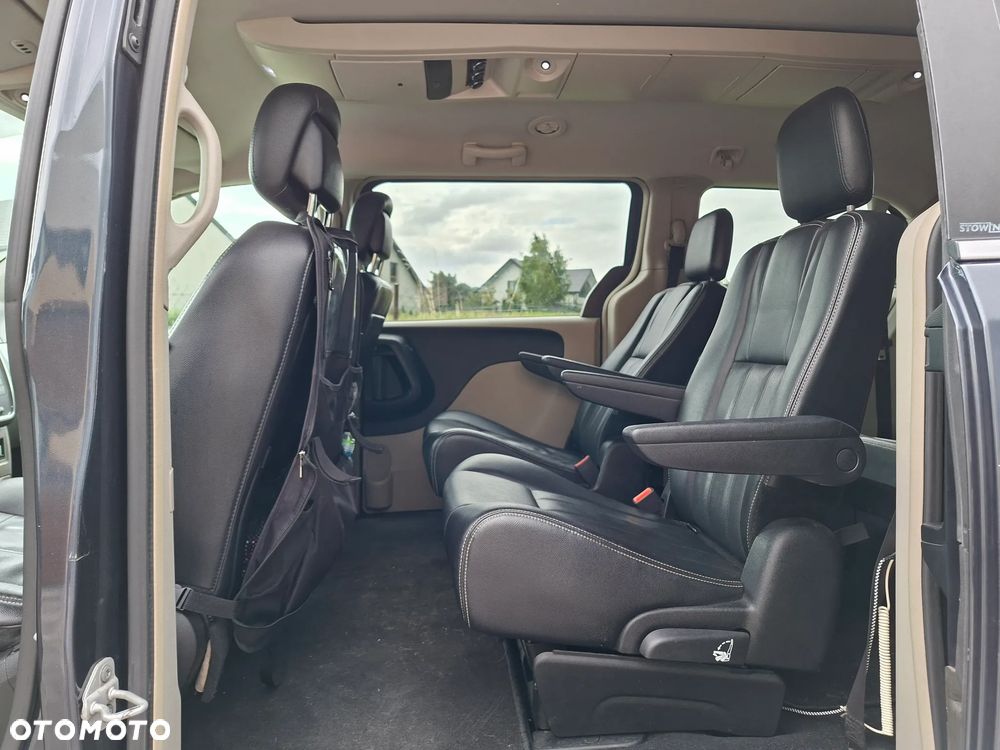Chrysler Town & Country - 11