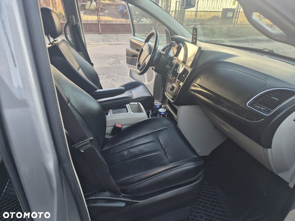 Chrysler Town & Country 3.6 Limited - 17