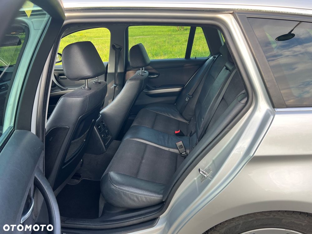 BMW Seria 3 325xi - 13
