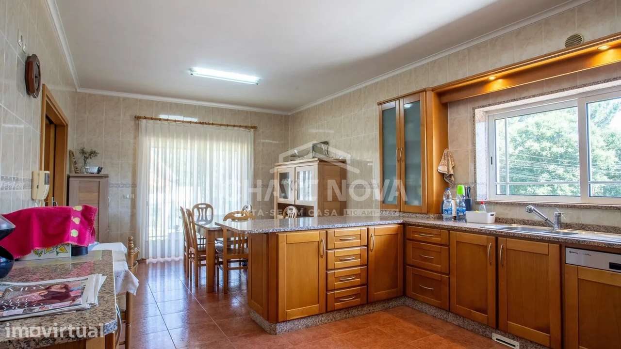 Moradia T4 Térrea de 4 Frentes com Amplo Terreno, Cave e Garagem - Grande imagem: 5/25