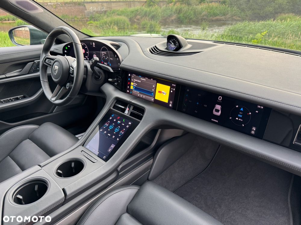 Porsche Taycan 105kWh Turbo - 11