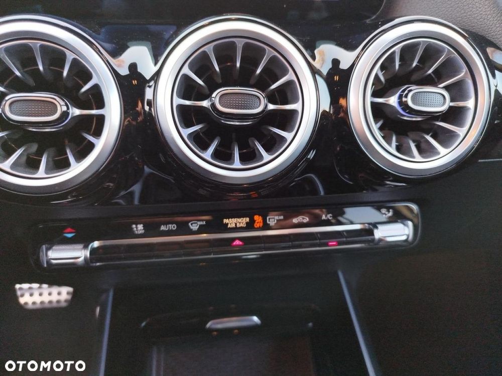 Mercedes-Benz GLA - 24