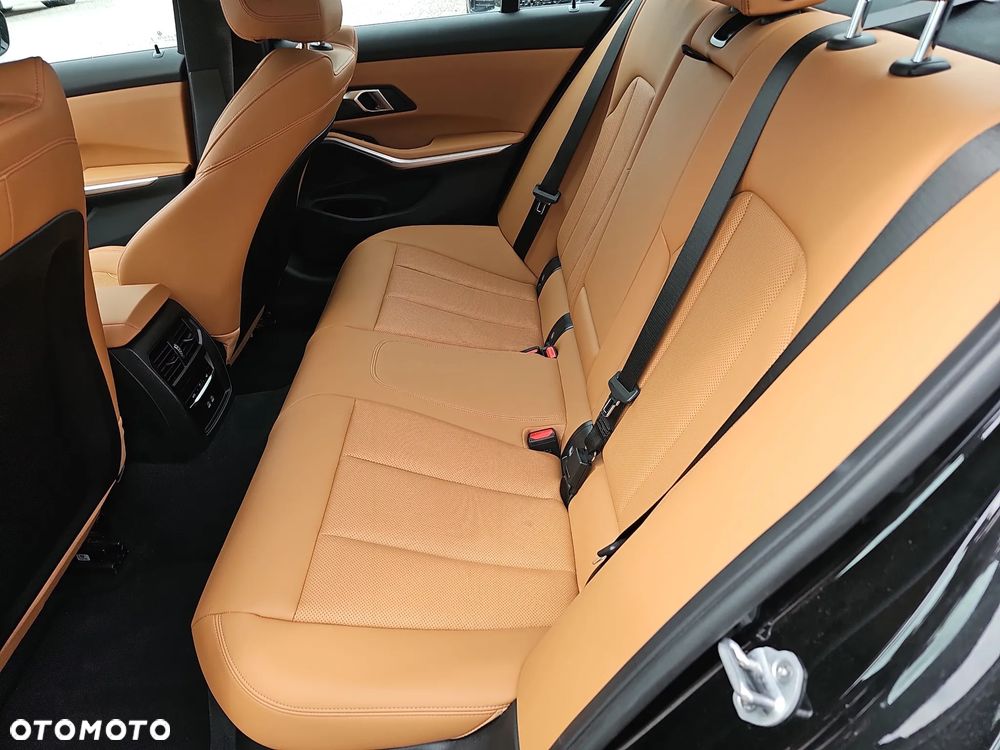 BMW Seria 3 318i M Sport - 12