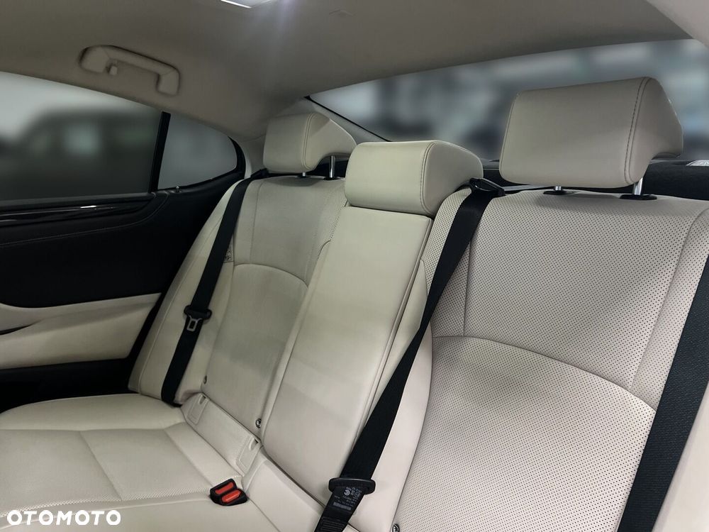 Lexus ES 300h Business Edition - 13