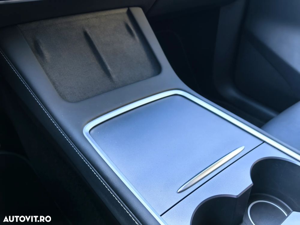 Tesla Model Y Long Range Dual Motor AWD - 18