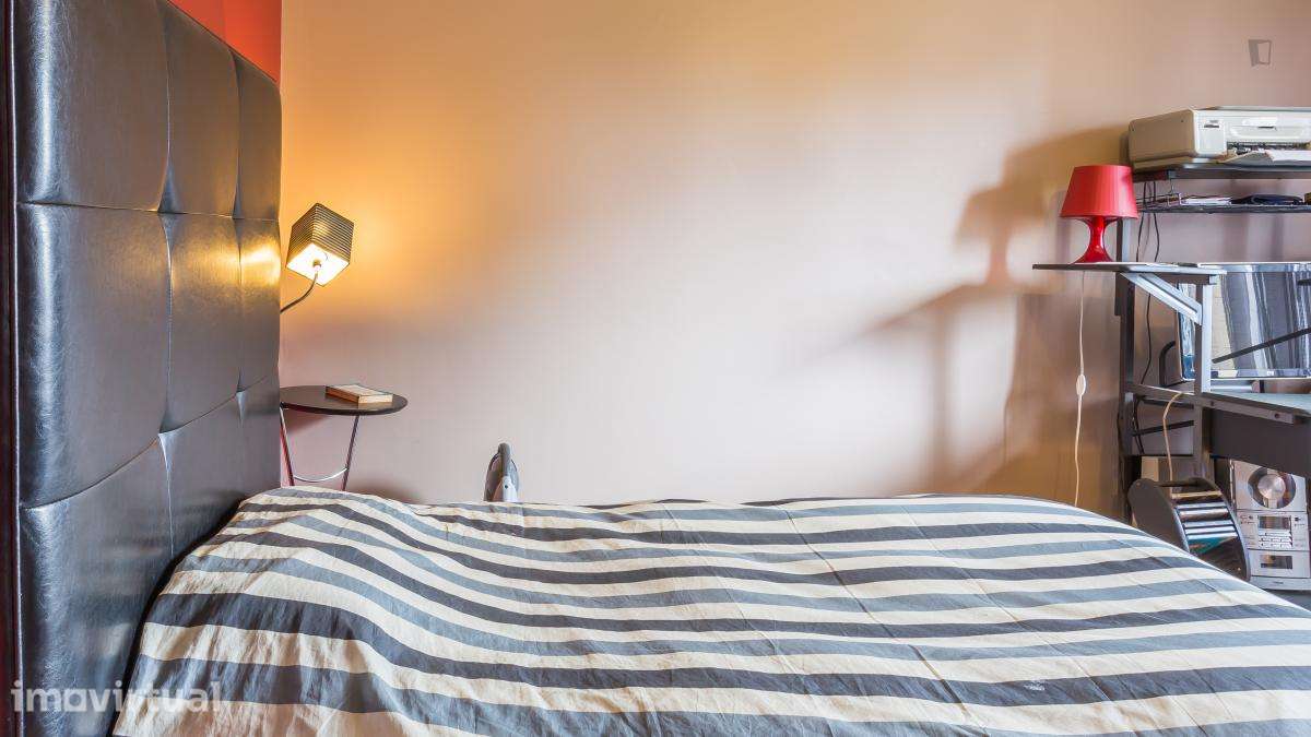 Quarto - localizado em Lordelo do Ouro Porto - Grande imagem: 5/19