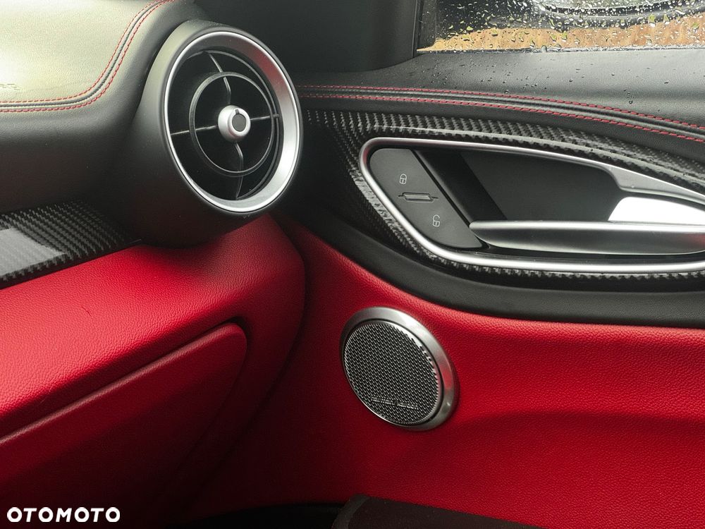 Alfa Romeo Giulia 2.0 Turbo 16V AT8-Q4 Intensa - 24