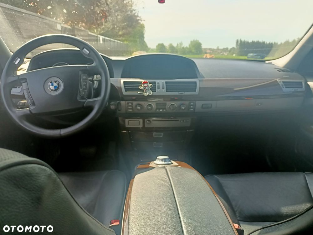 BMW Seria 7 745i - 9