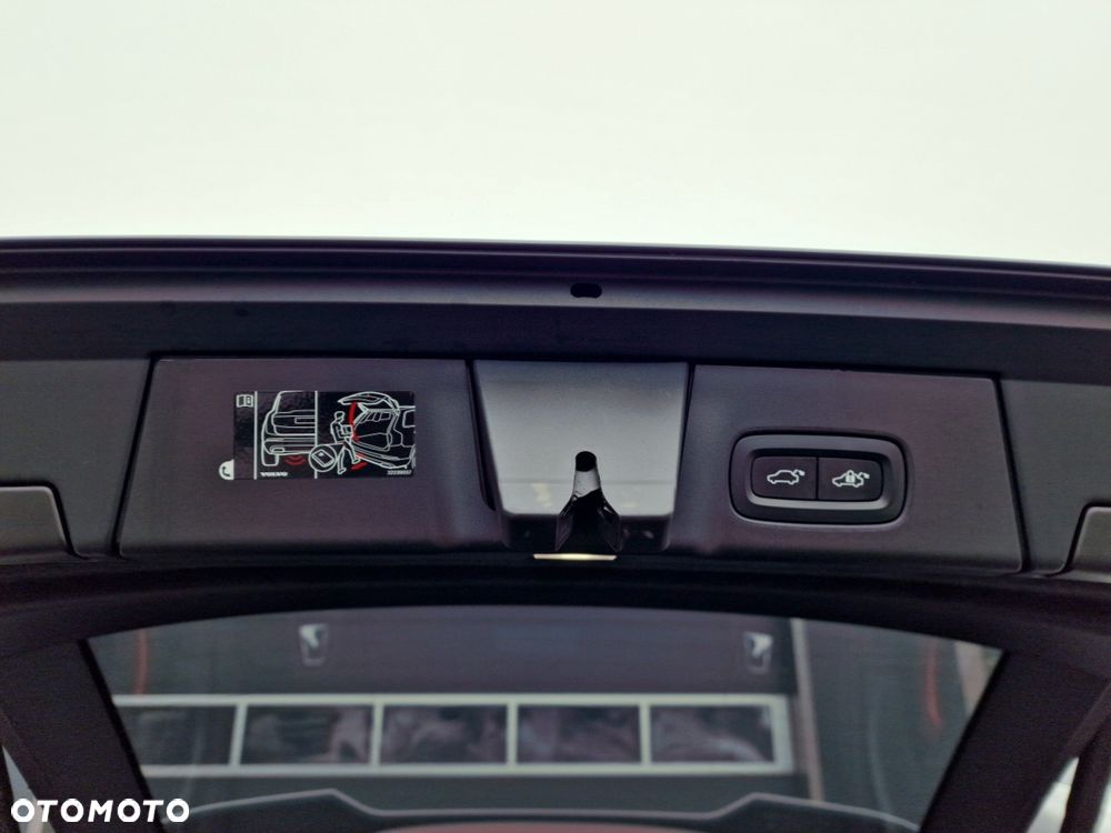 Volvo V90 T8 AWD Plug-In Hybrid R-Design - 10