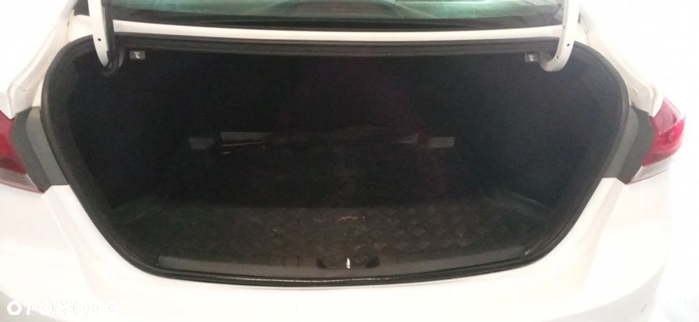 Hyundai Elantra 1.6 Comfort Premiere - 12
