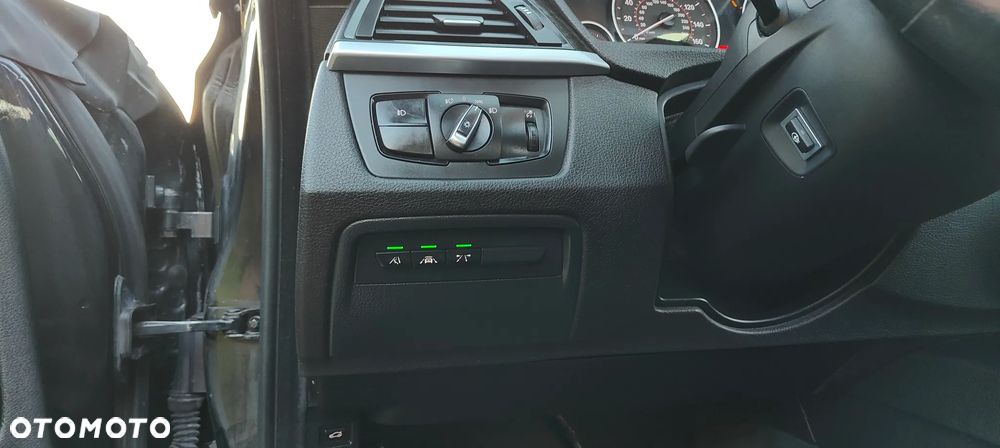 BMW Seria 3 328i xDrive Sport Line - 29