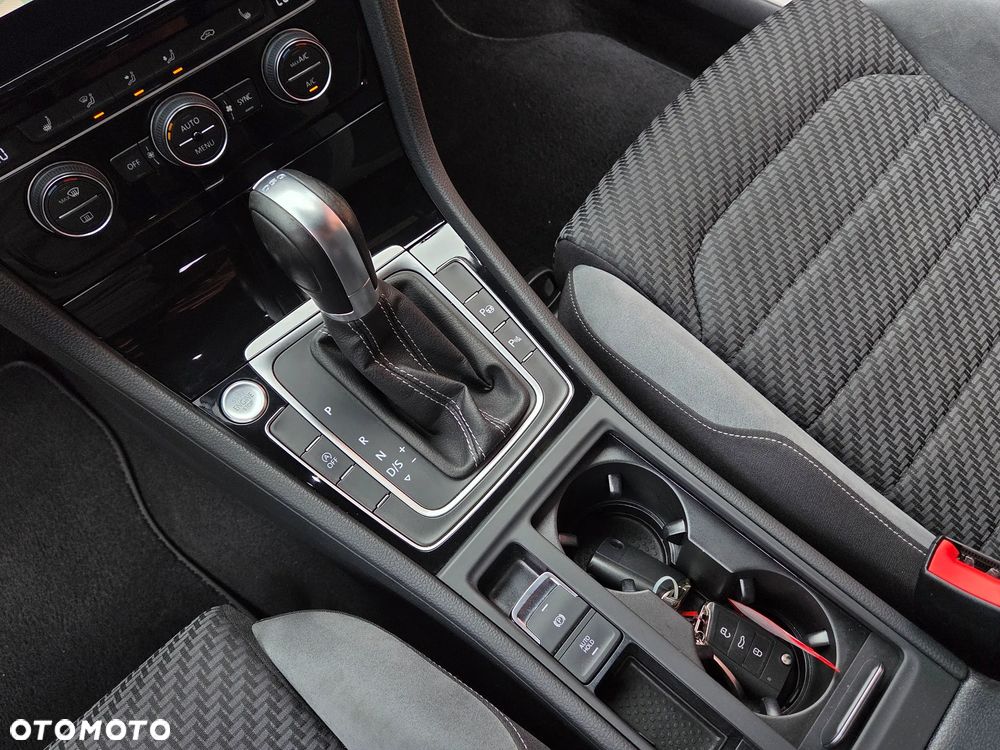 Volkswagen Golf 1.5 eTSI OPF DSG R-Line - 30