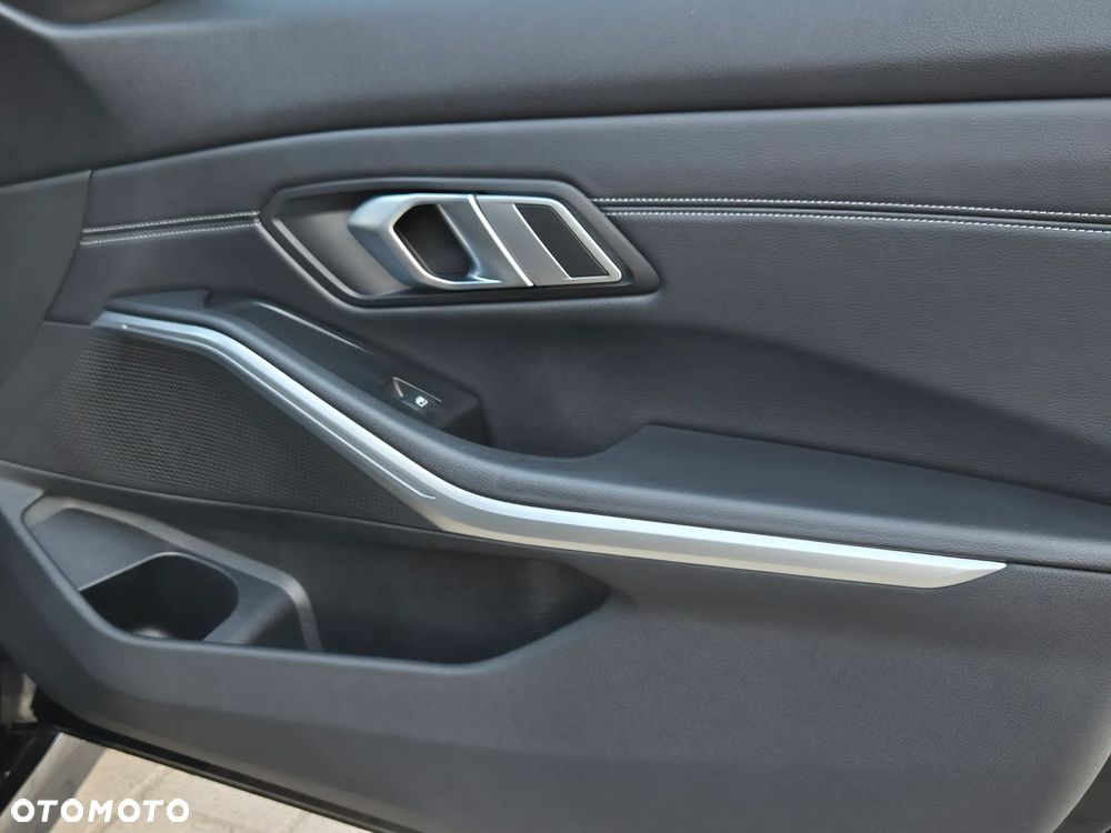 BMW Seria 3 330i Sport Line - 22