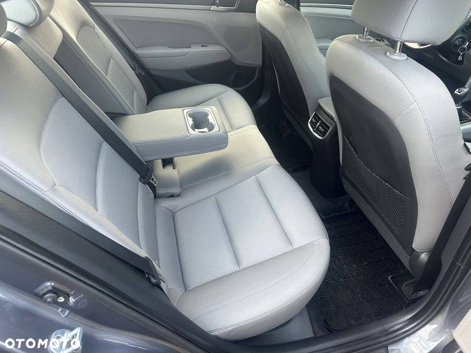 Hyundai Elantra 1.6 Comfort - 13