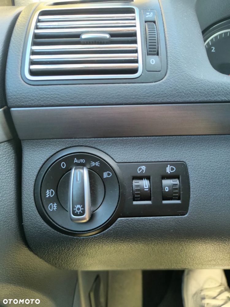 Volkswagen Touran - 11