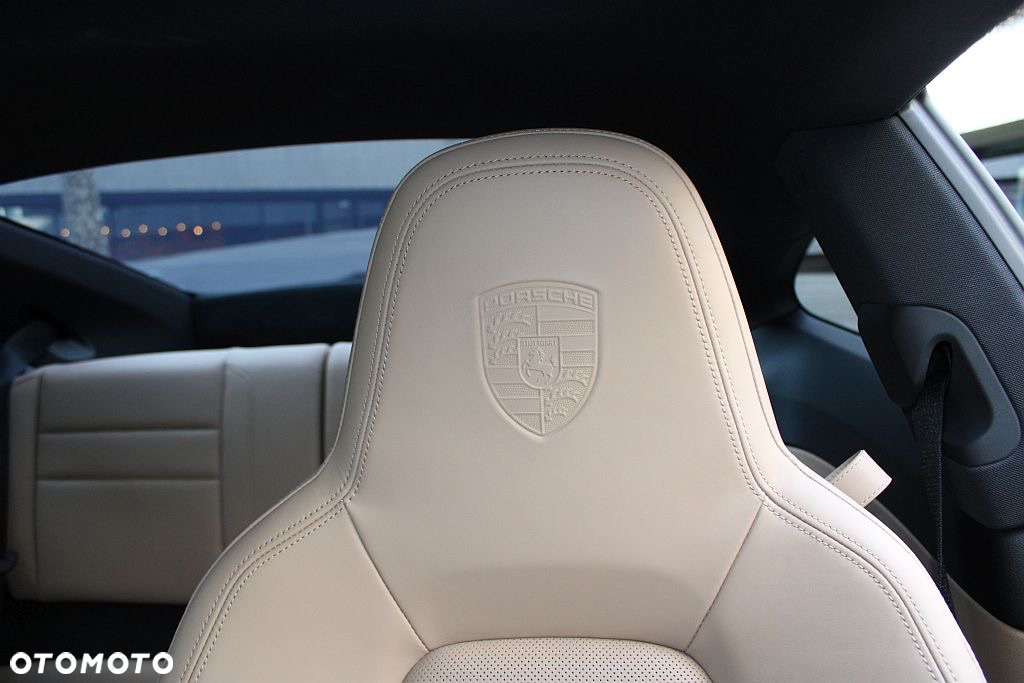Porsche 911 Carrera 4 - 11