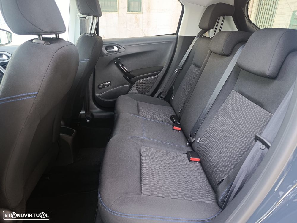 Peugeot 208 1.2 PureTech Signature EAT6 - 16