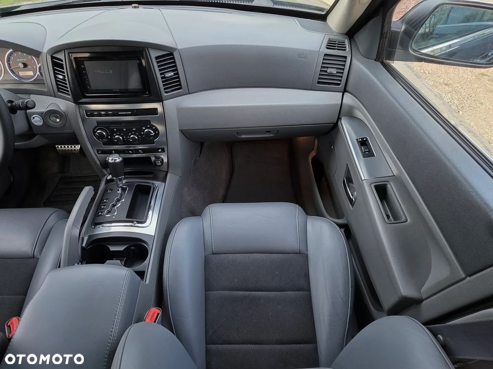 Jeep Grand Cherokee - 32