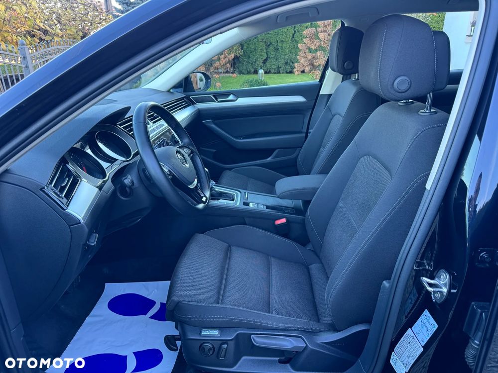 Volkswagen Passat 2.0 TDI SCR DSG Comfortline - 29
