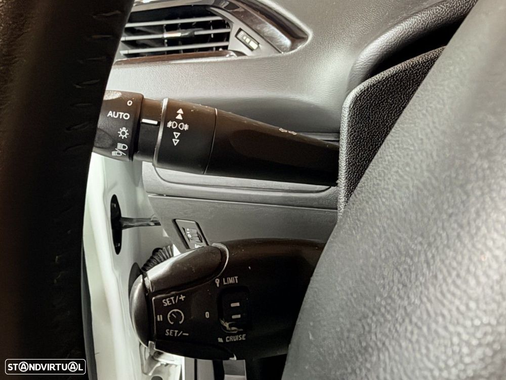 Peugeot 208 1.2 PureTech Signature - 19
