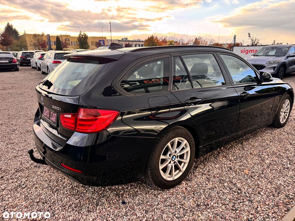 BMW Seria 3 320i Touring - 23