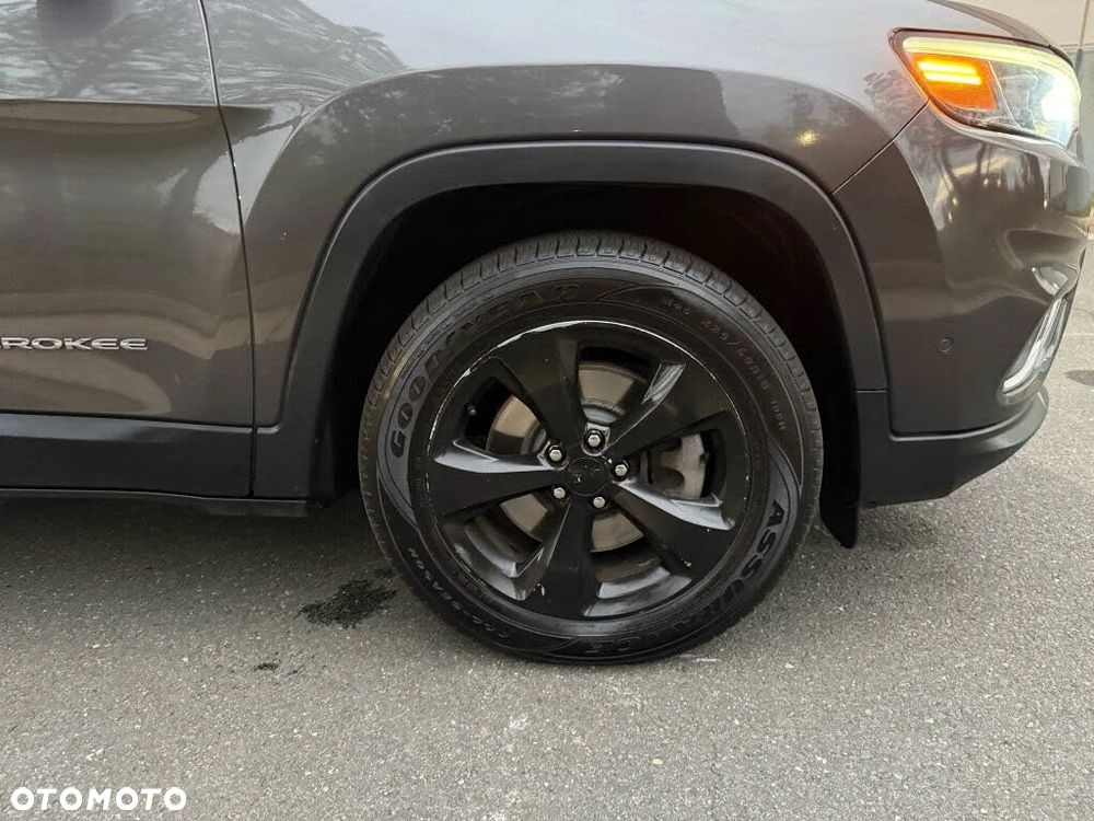 Jeep Cherokee - 32