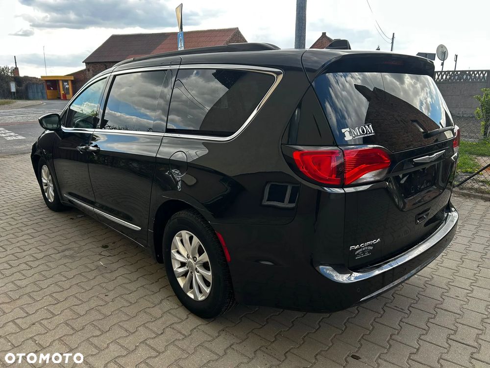 Chrysler Pacifica - 5