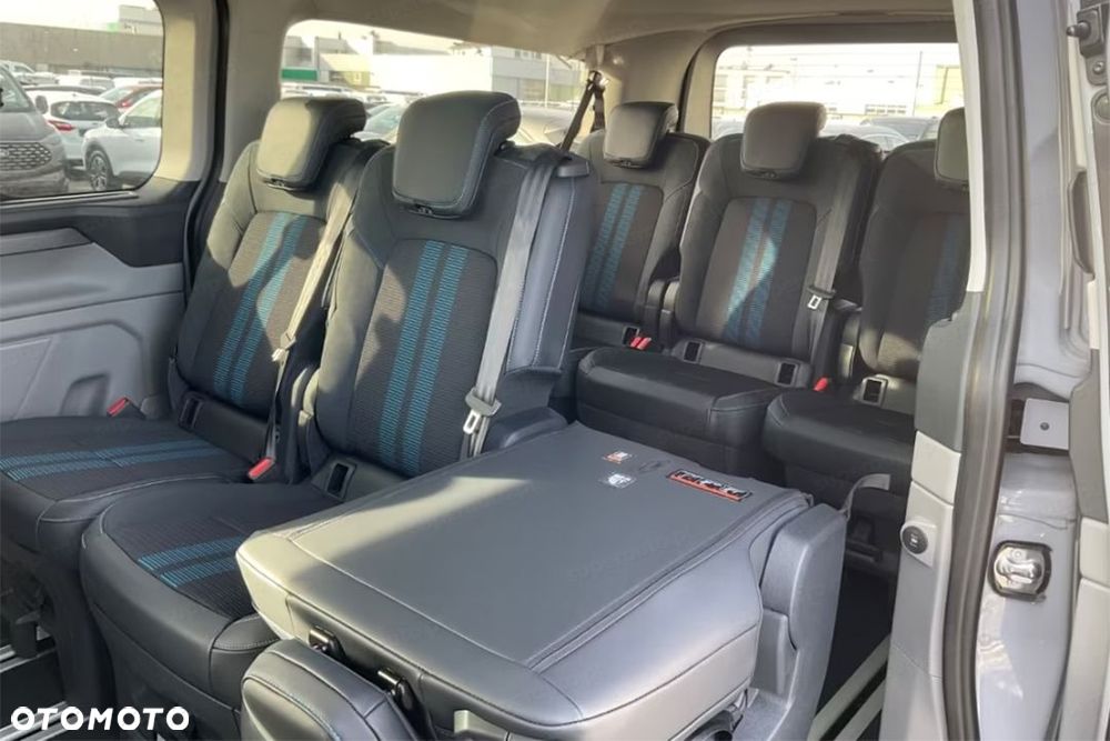 Ford Tourneo Custom - 12