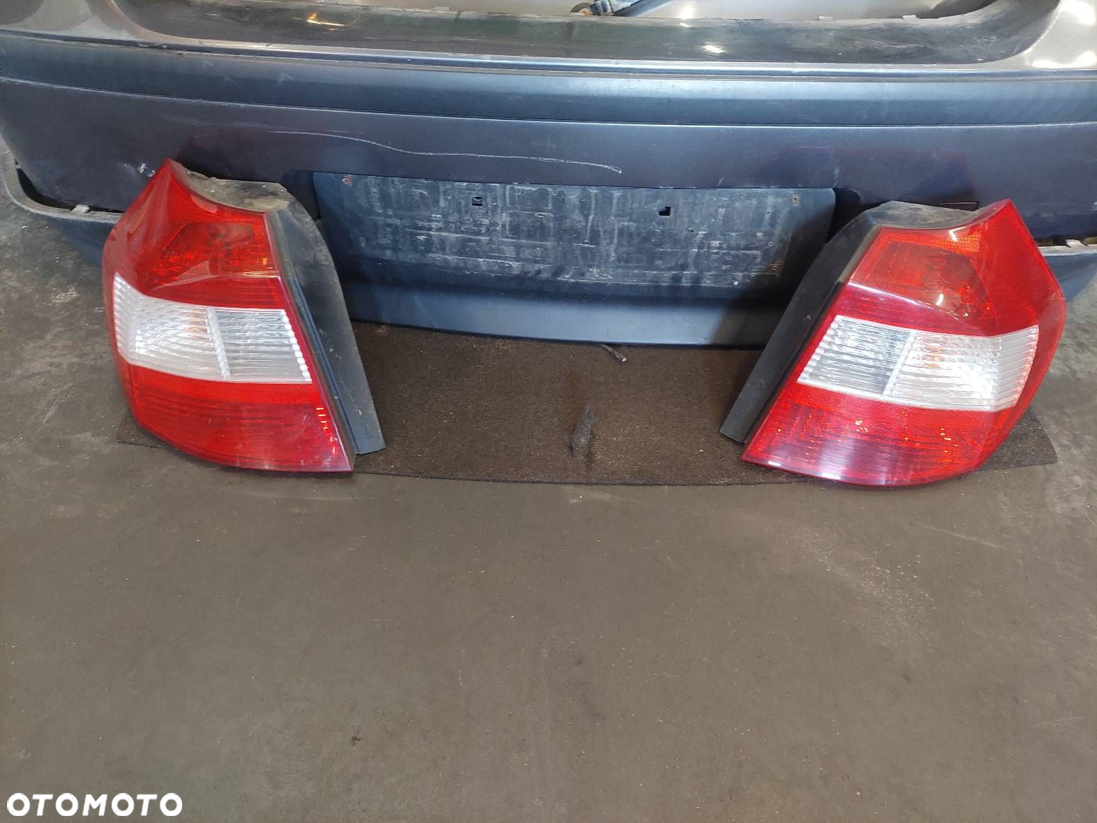 KOMPLETNY TYŁ KLAPA BAGAŻNIKA ZDERZAK TYŁ LAMPY BMW E87 A22 - 3