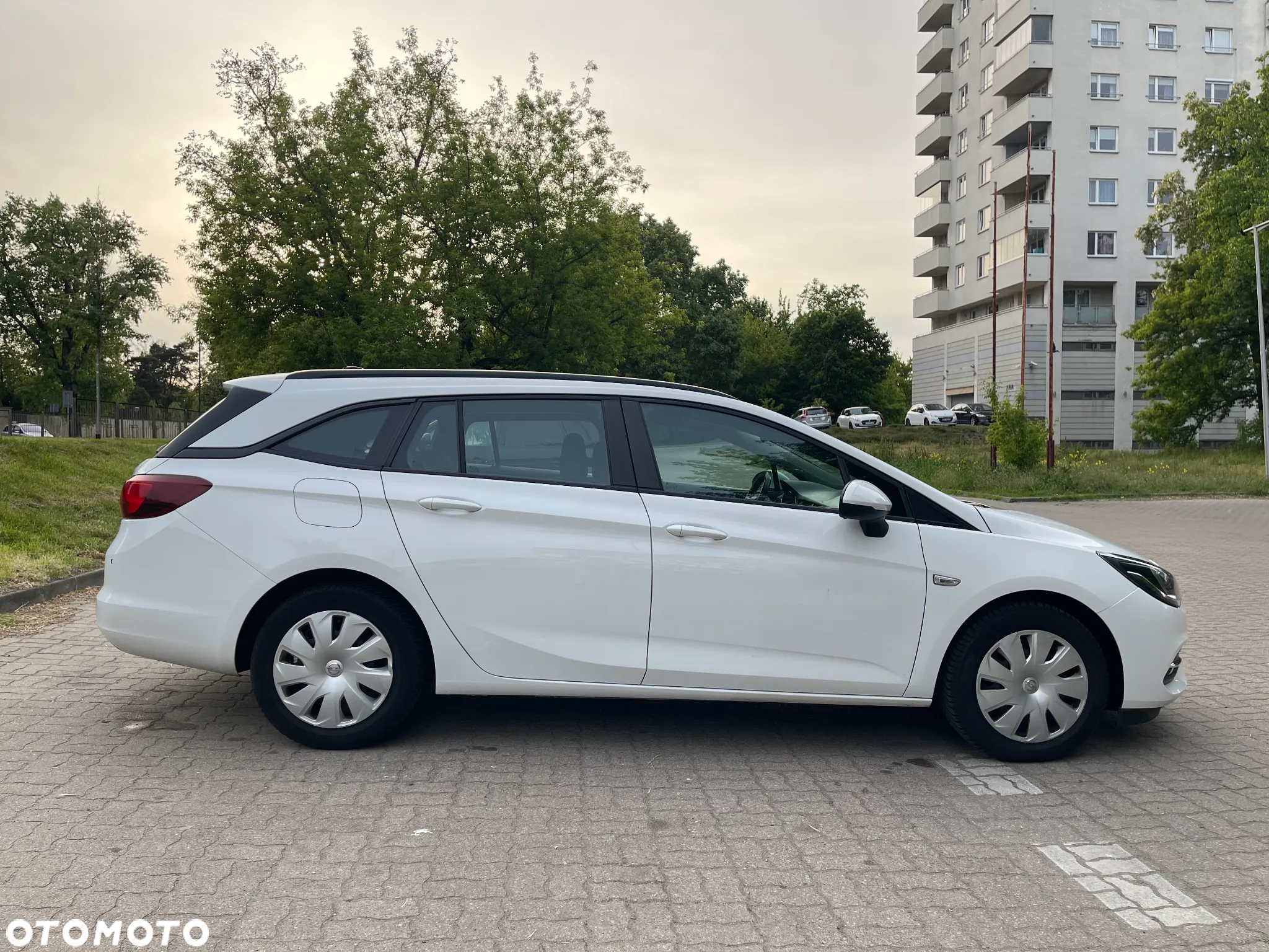 Opel Astra 1.2 Turbo Start/Stop Sports Tourer Business Edition - 4