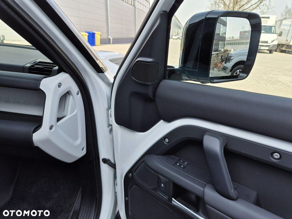 Land Rover Defender - 35