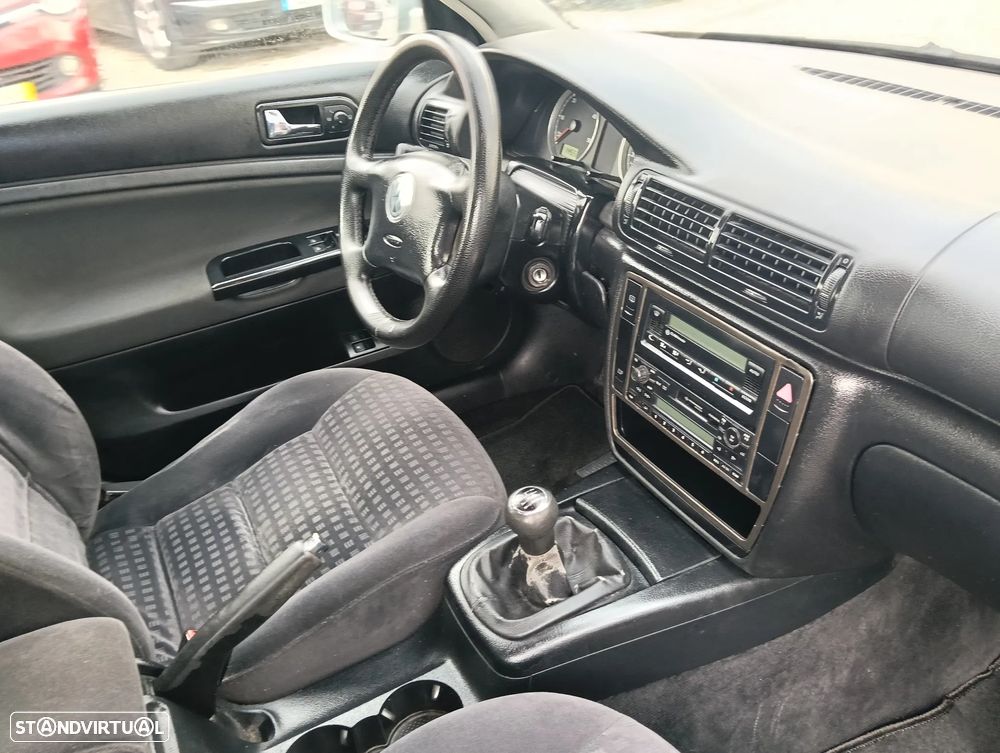 VW Passat 1.9 TDi Highline - 16