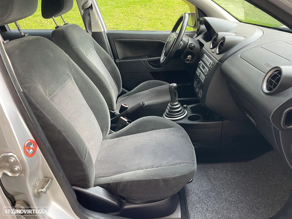 Ford Fiesta 1.25 Ghia - 11