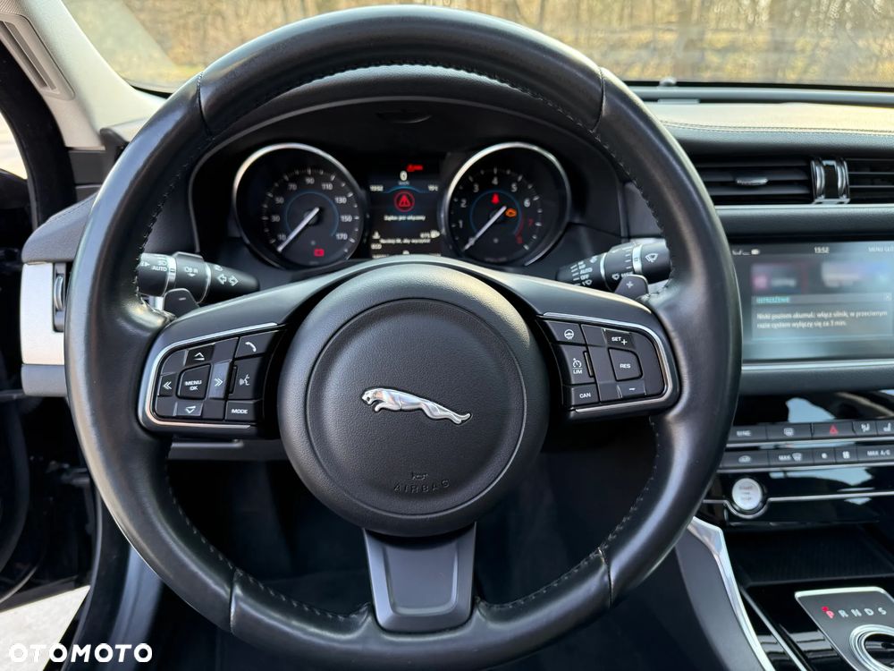 Jaguar XF 35t Portfolio - 19