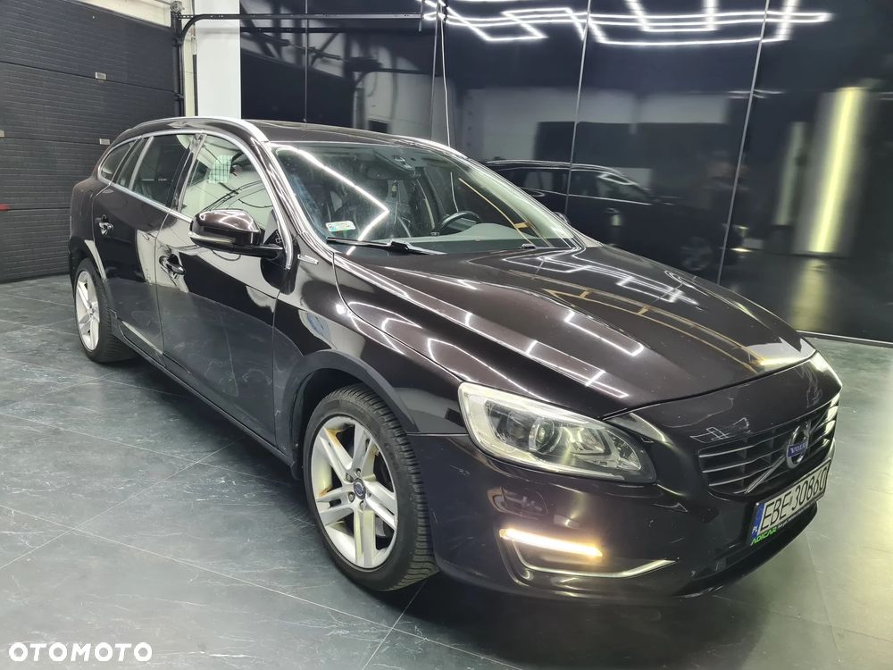 Volvo V60 D6 AWD Plug-in Hybrid Summum - 1