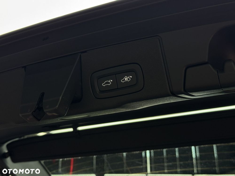 Volvo XC 60 B4 D AWD Momentum Pro - 20