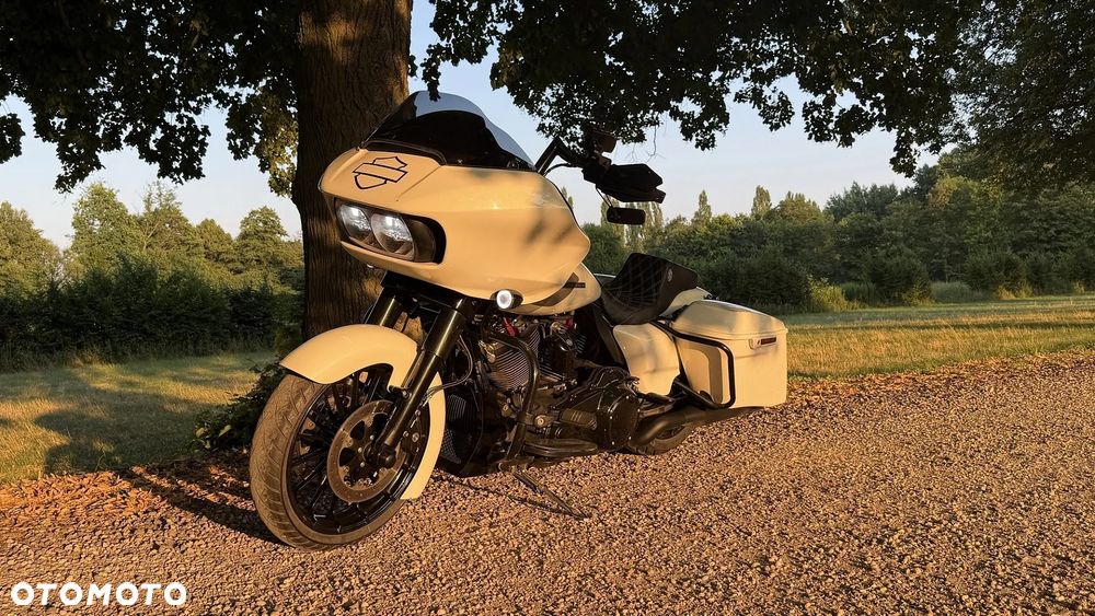 Harley-Davidson Touring Road Glide - 2