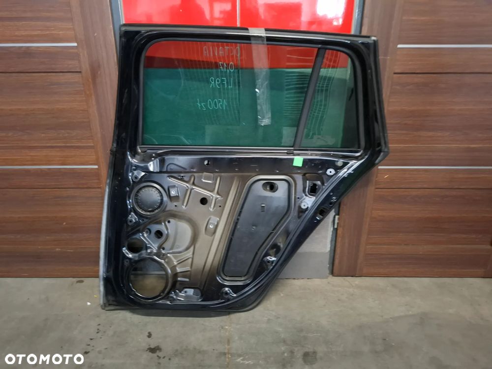 Drzwi prawy tył Skoda Octavia III kombi VRS 2017 rok kolor LF9R posiadają ryse lakier oryginał - 7