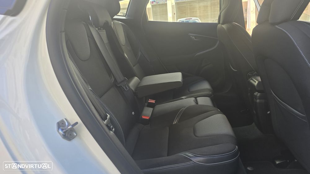 Volvo V40 2.0 D2 Momentum Geartronic - 22