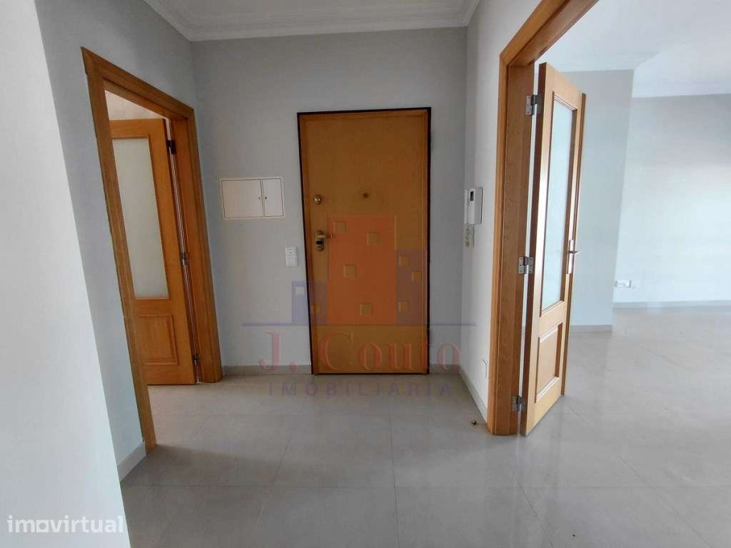 Apartamento T3 com Terraço de 70 m² e Garagem Fechada - Caldas da R... - Grande imagem: 4/27