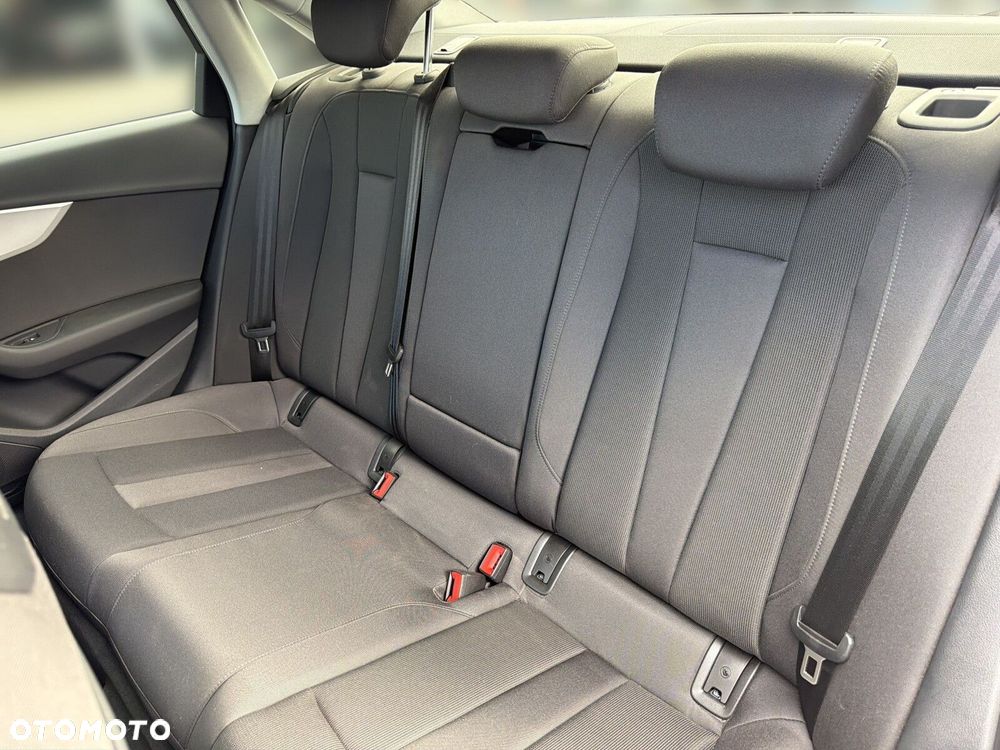 Audi A4 Limousine - 13